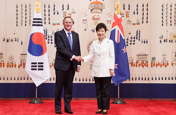 Official Visit by Prime Minister of New Zealand: Signing Guestbook and Posing for Commemorative Photo