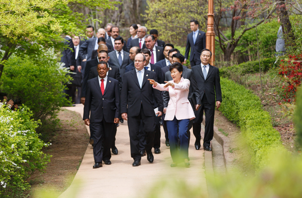 Taking Commemorative Photo Following Welcoming Luncheon for Leaders Participating in the 7th World Water Forum