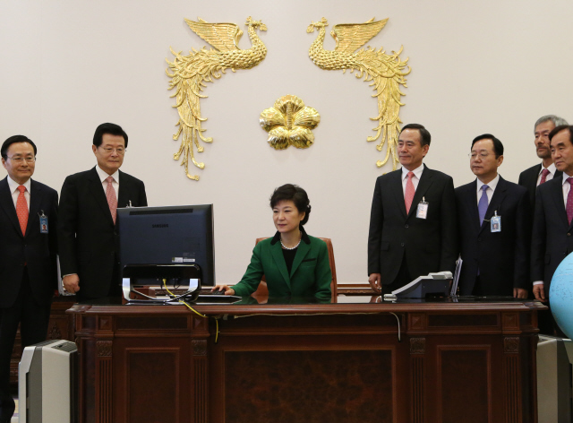 Arriving at the Main Building of Cheong Wa Dae on the First Day in Office 