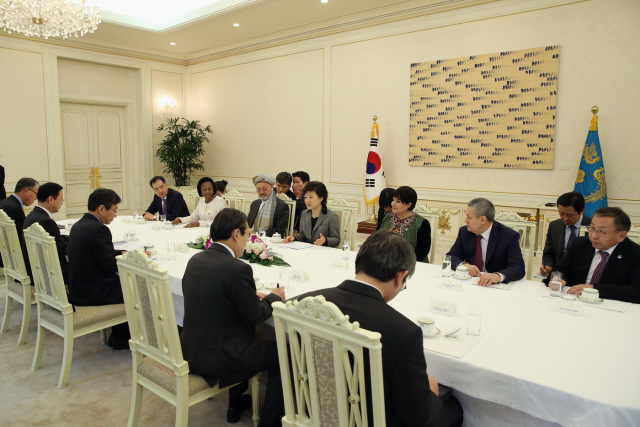 Meeting with Diplomatic Envoys from Central Asia and Africa