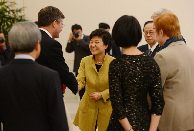 Meeting with Five Former Heads of Government 