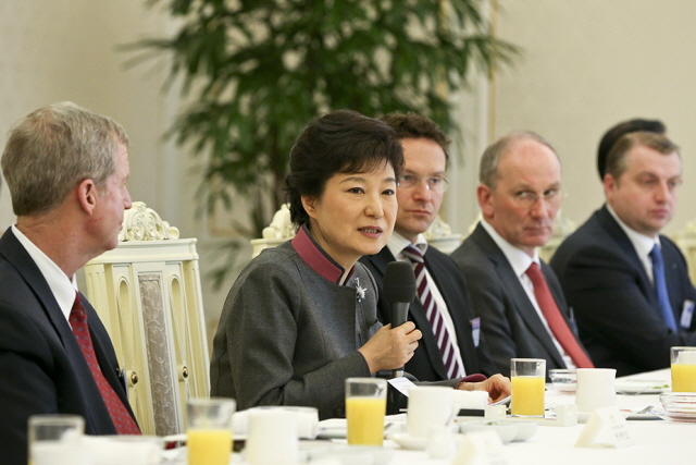 Luncheon Meeting with Foreign Investors and Business Leader 