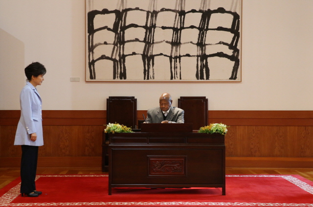 Holding a Summit with the Ugandan President 