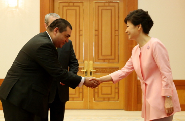 Ceremony for Receiving Letters of Credence from New Ambassadors to Korea