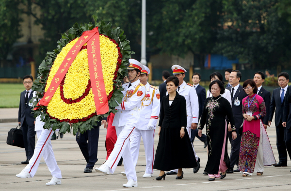 Paying Tribute at Ho Chi Minh Mausoleum 