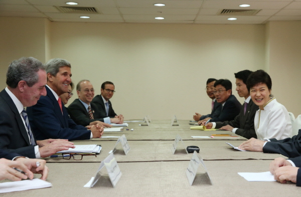 Meeting with U.S. Secretary of State John Kerry on the Sidelines of the East Asia Summit 