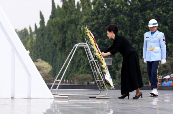 Laying a Wreath at the Kalibata National Heroes Cemetery
