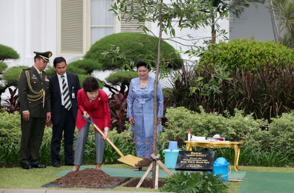 Commemorative Tree Planting Ceremony 