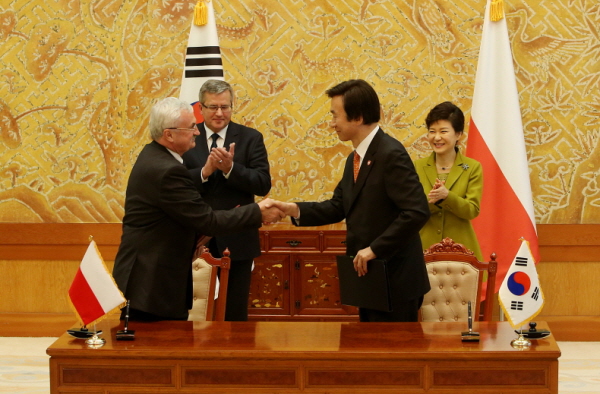 Signing ceremony for agreements between Korea and Poland 
