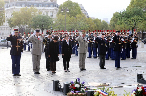 Paying Tribute at the Tomb of the Unknown Soldier at the Arc de Triomphe 