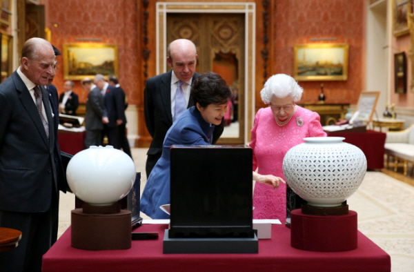 Tour of the Royal Collection Republic of Korea Display