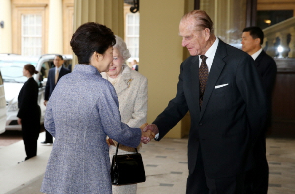 Bidding Farewell to Queen Elizabeth II Nov 07, 2013 