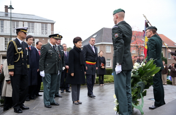 Laying a Wreath at the Korean War Memorial 