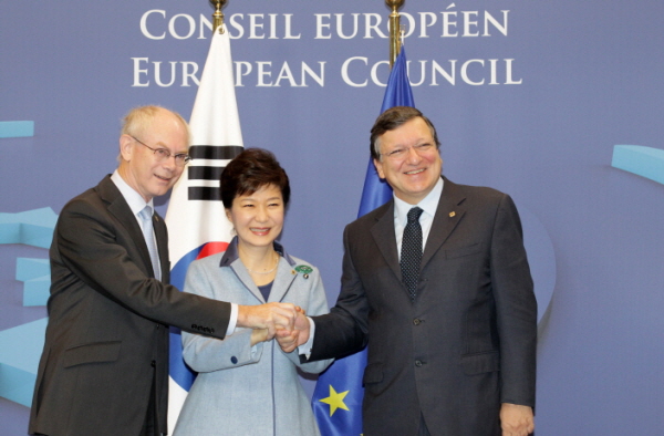 Commemorative Photo Following the Korea-EU Summit 